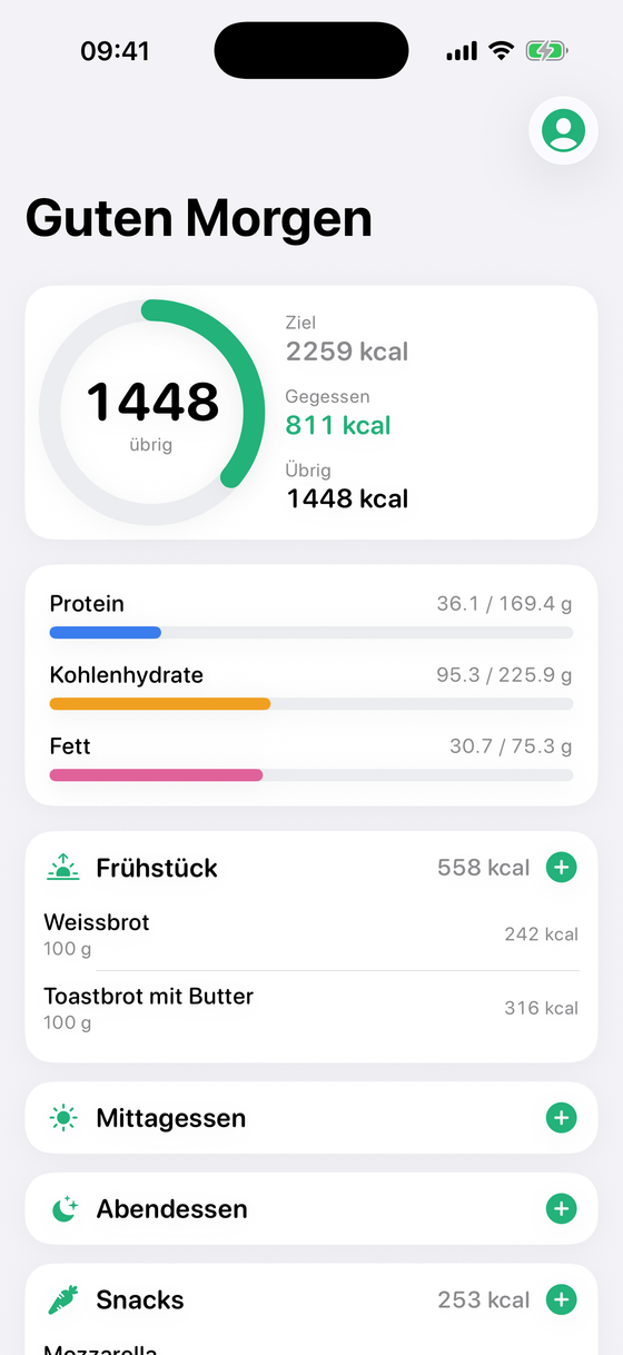 Der Bildschirm «Heute» in Kalo: verbleibende Kalorien als Ring, darunter Protein, Kohlenhydrate und Fett und die erfassten Mahlzeiten des Tages.